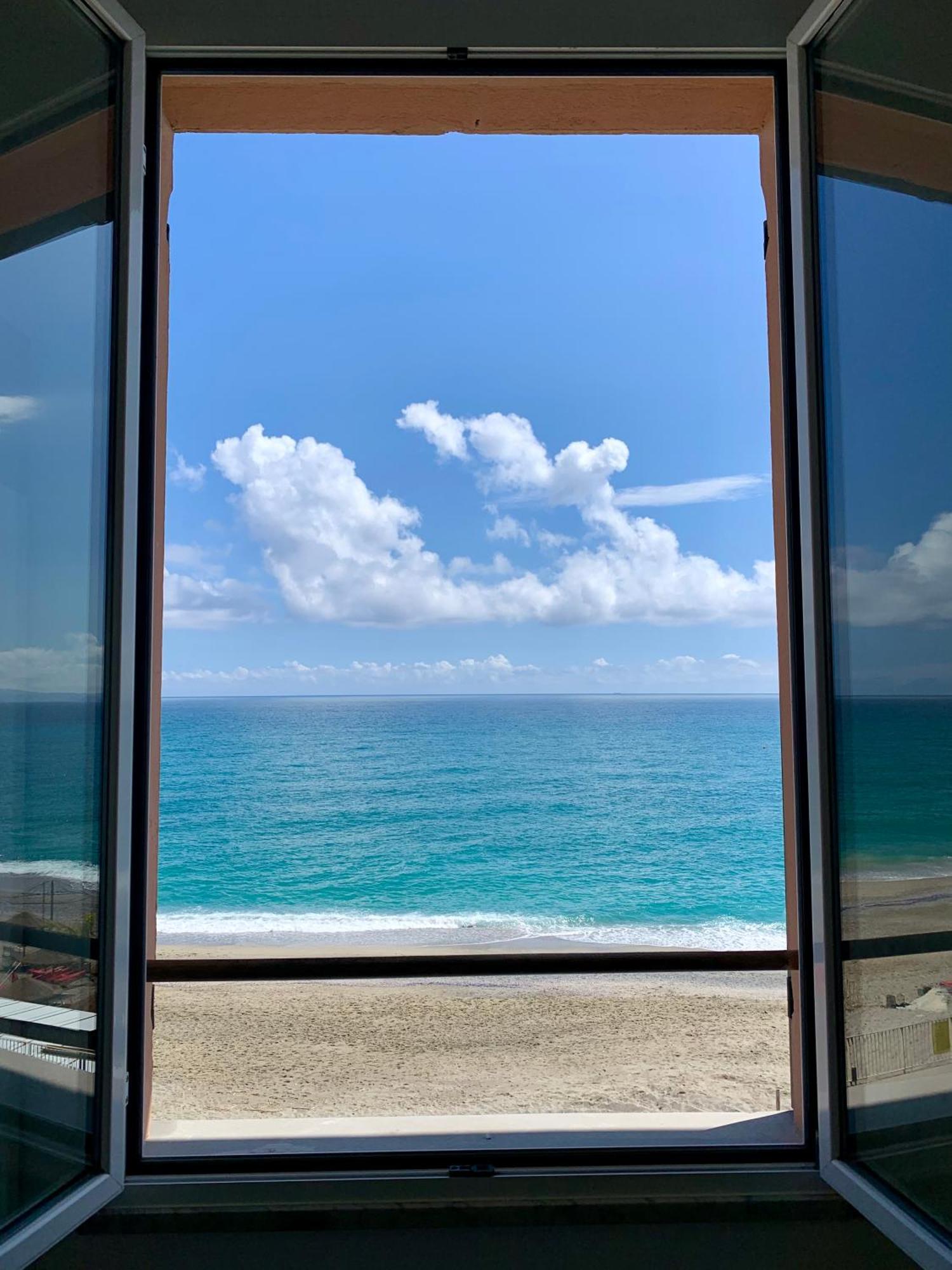 Affacciati Al Mare